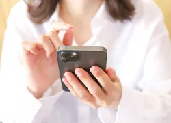 スマートフォンを操作する女性の手元の写真